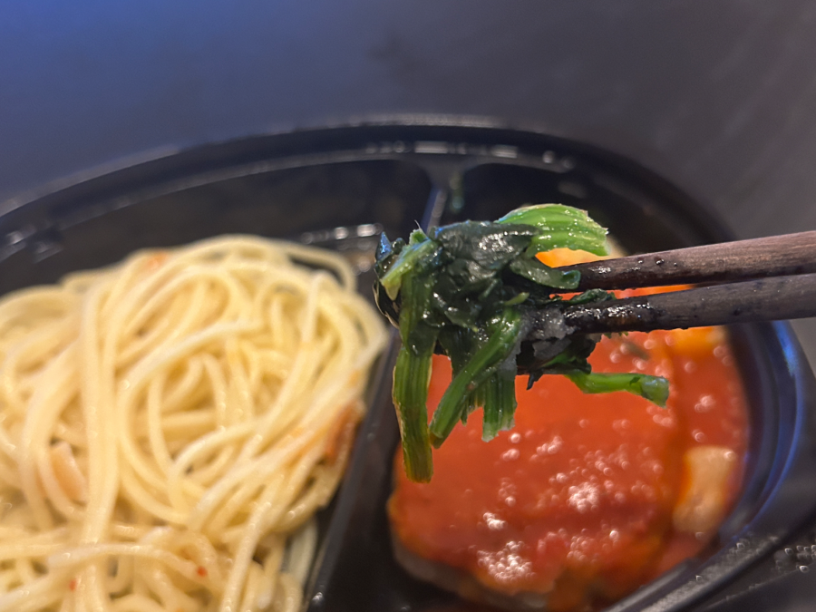 ペペロンチーノとトマトソースハンバーグ(野菜)