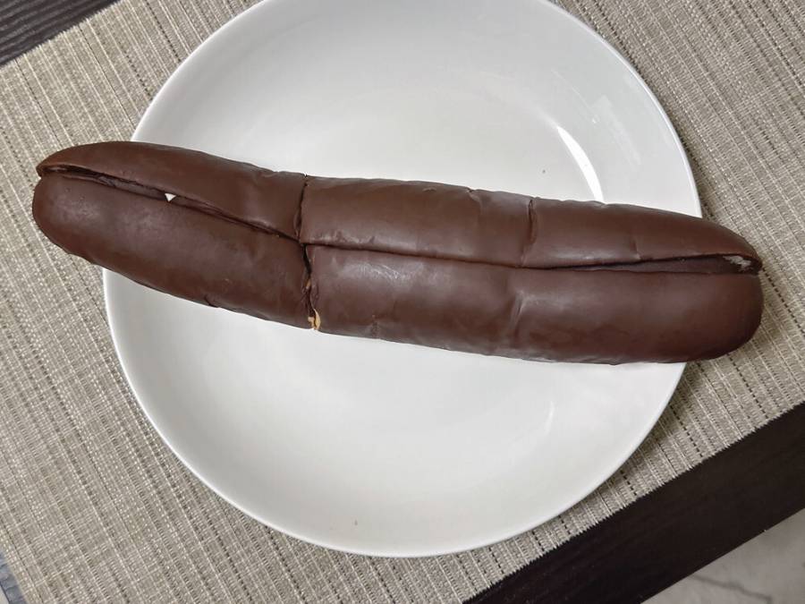 チョコ&ホイップロールが皿からはみ出している様子