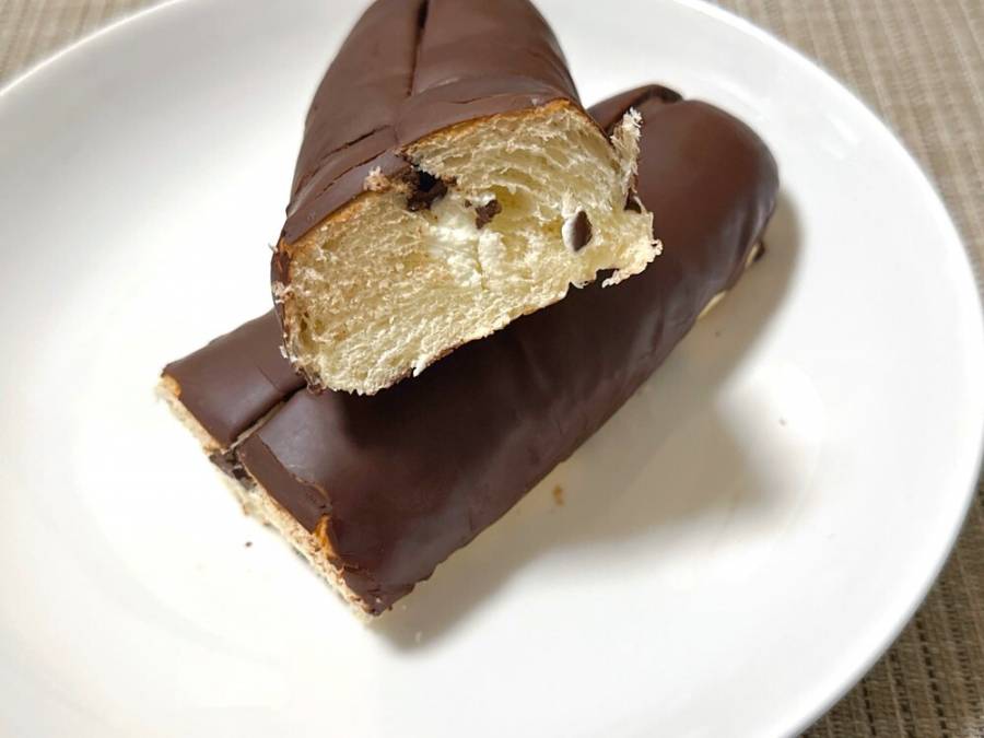 チョコ&ホイップロールを半分に切って中身を確認している