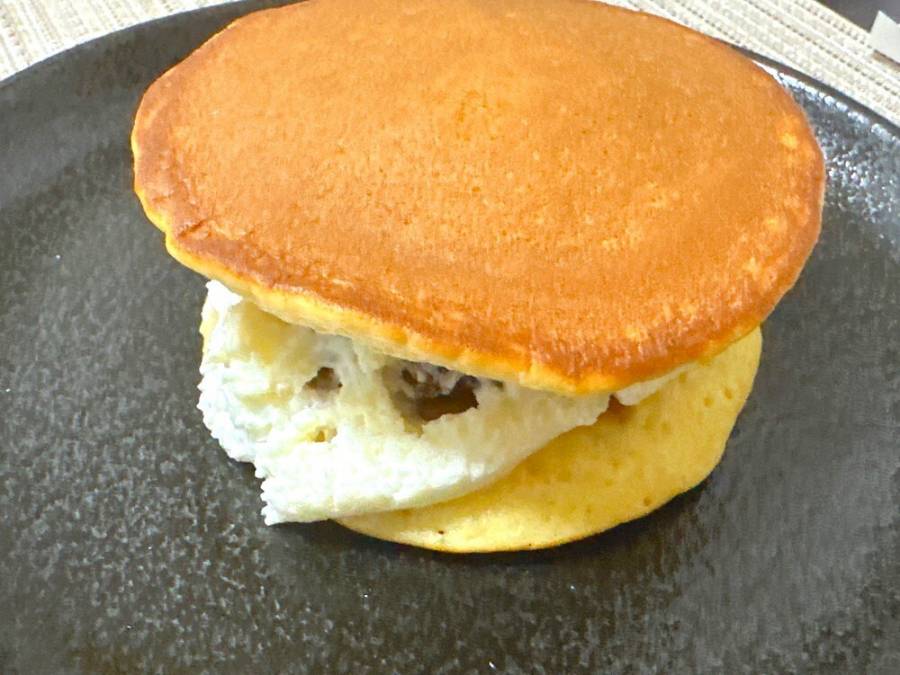 ふわもち生どら焼 粒あん&ホイップから少しクリームがはみ出している様子