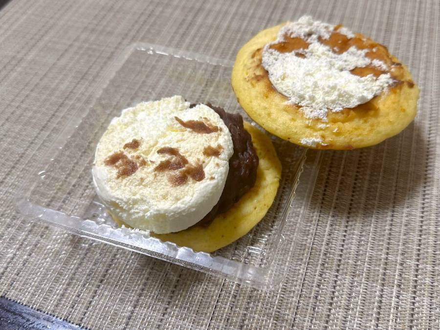 ふわもち生どら焼 粒あん&ホイップの皮を剥がしてクリームとあんこが露出している
