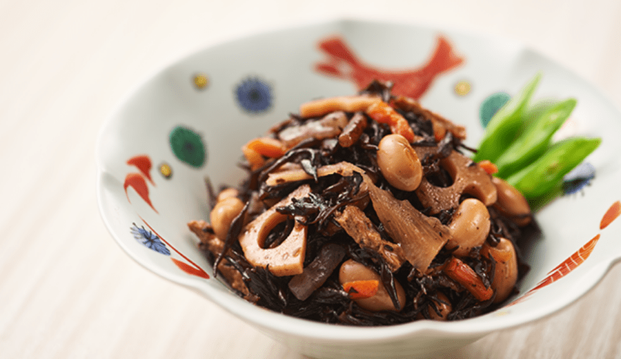８種の具材をしっとり炊きあげたひじきの煮物