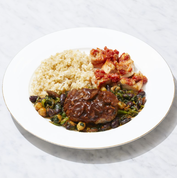 ▲デミグラスハンバーグ＆チキン、2種豆とほうれん草の温サラダ、玄米ご飯