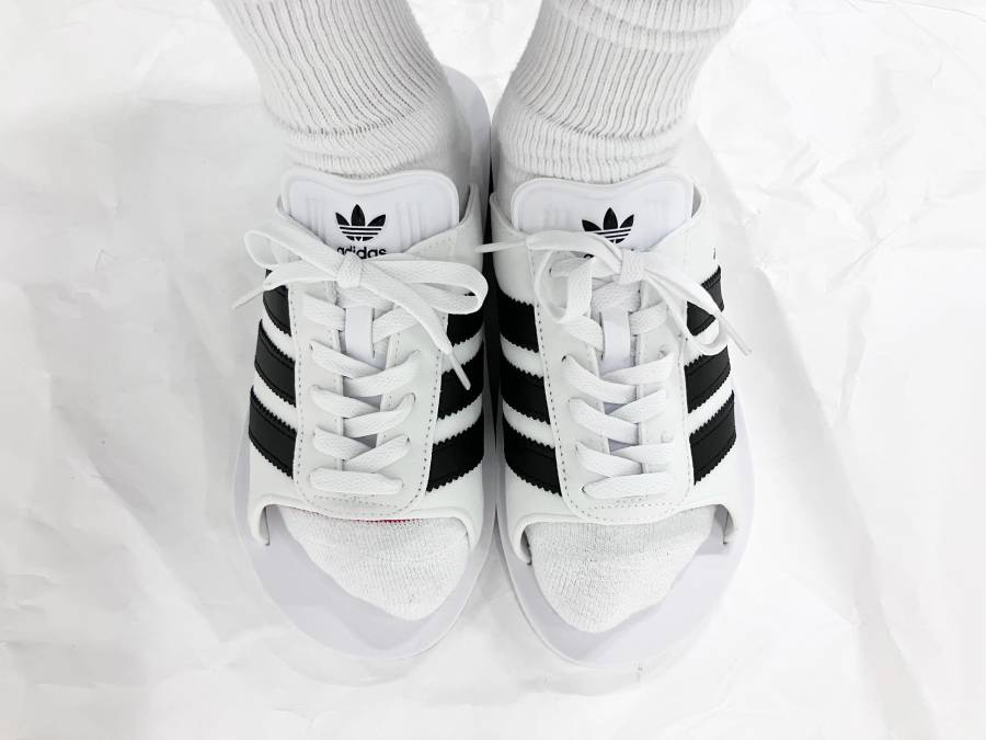 adidasのスニーカーサンダル