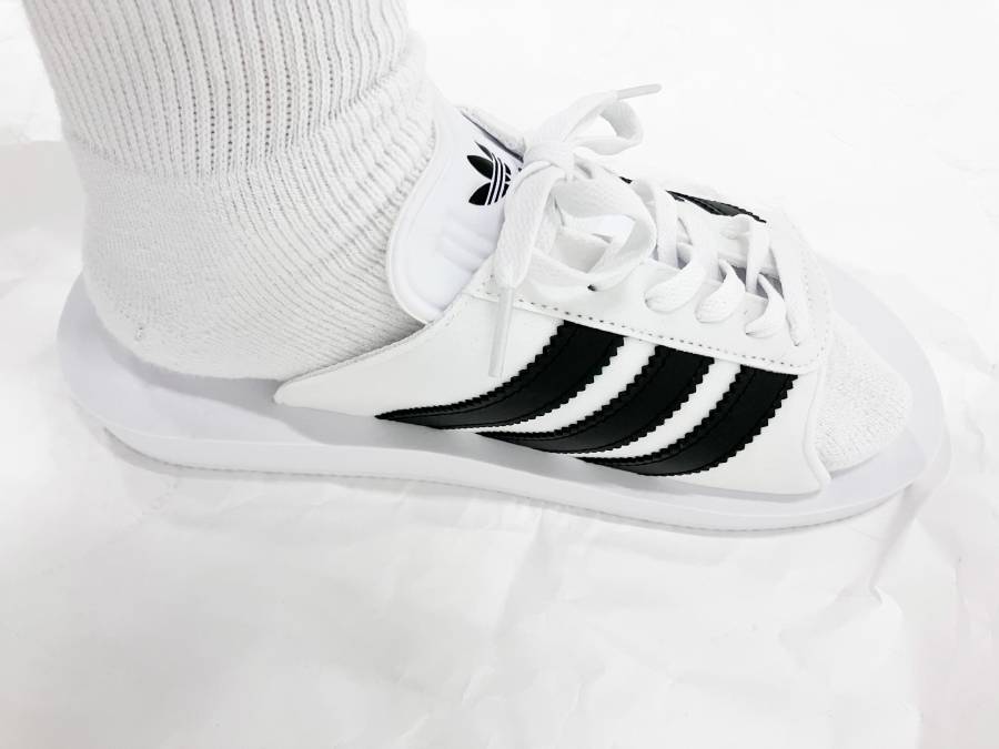 adidasのスニーカーサンダル