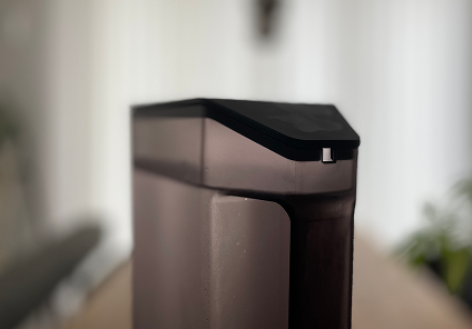 山崎実業towerシリーズ ハンドル付きスリム冷水筒の使用レポート画像。2L注水した際の水面と、背面にあるエア抜きの穴