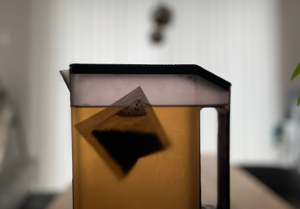 山崎実業towerシリーズ ハンドル付きスリム冷水筒の使用レポート画像。お茶パックを入れて使用している様子