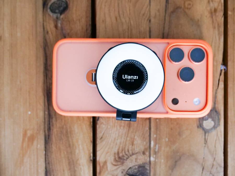 リングライトをつけたスマホ