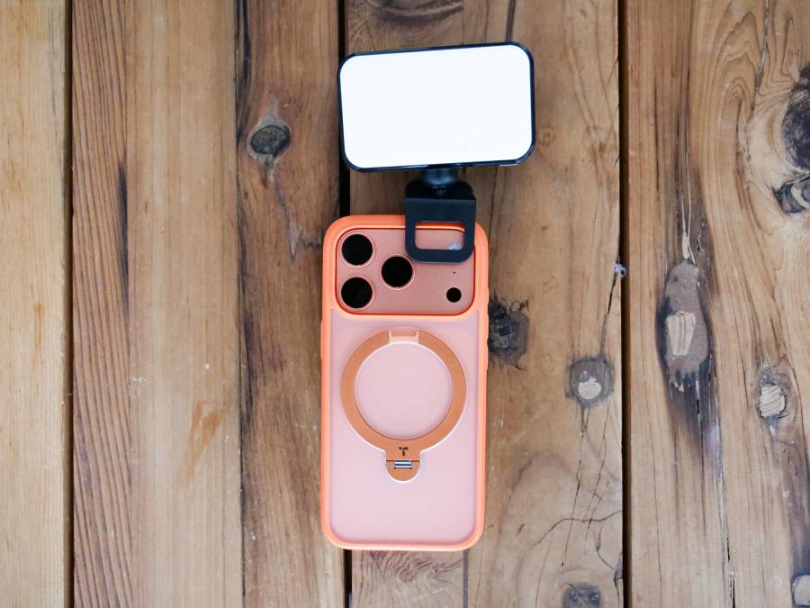 スマホにクリップオンのライトを装着した状態