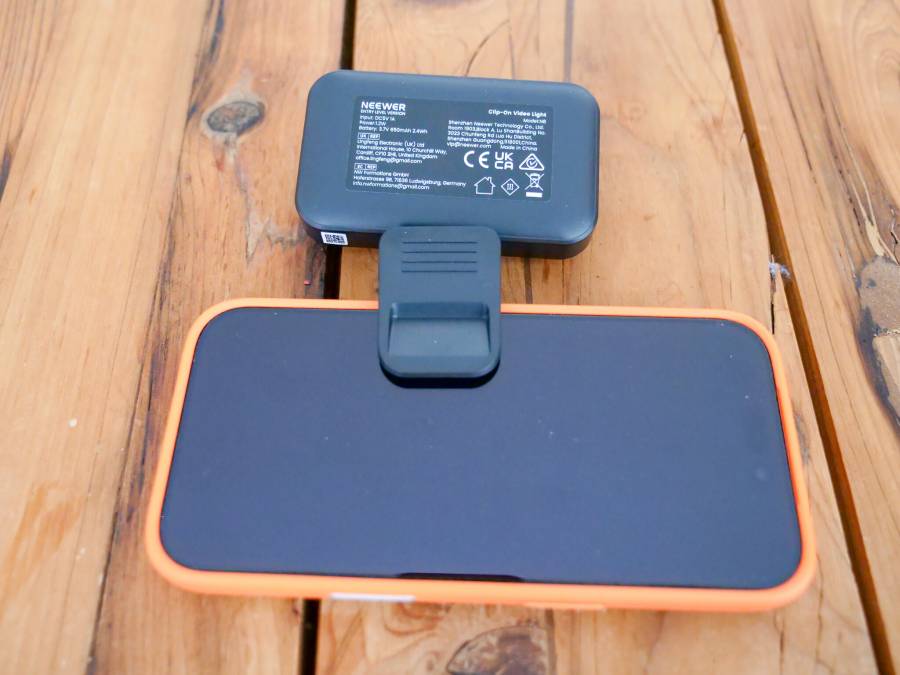 装着したクリップがスマホ画面にはみ出している様子