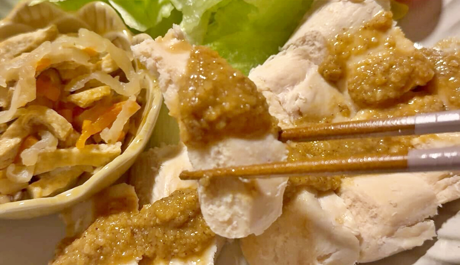 FitDish　 しっとり仕上げた 蒸し鶏のごまソースがけ