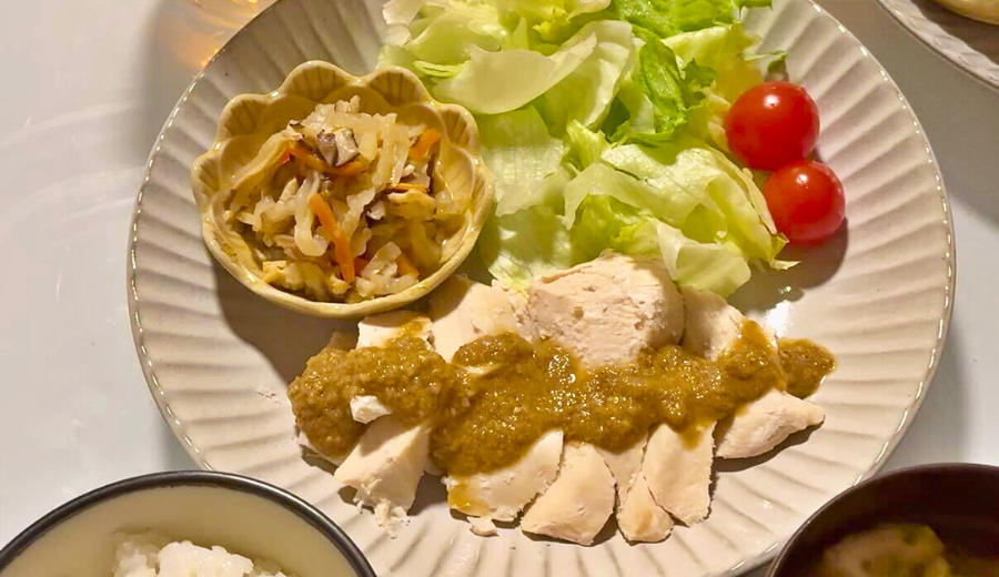 FitDish　 しっとり仕上げた 蒸し鶏のごまソースがけ