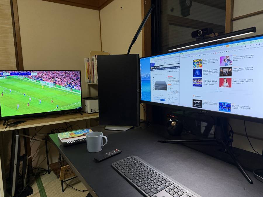 デスク横に設置したテレビ