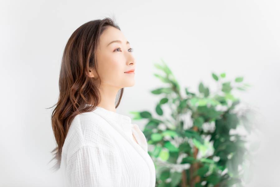 しっかり前を見据えて将来を考える40代女性