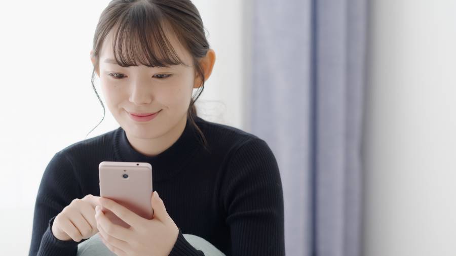 スマートフォンを使う日本人の女性