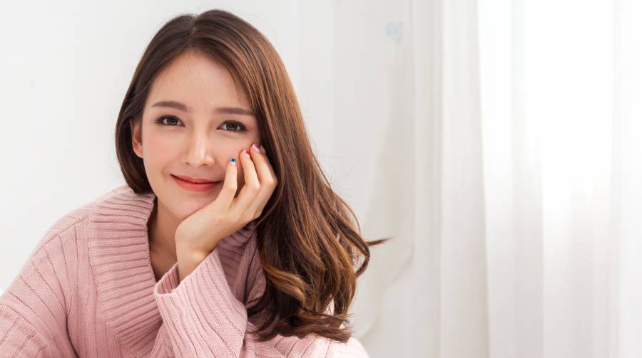 茶髪の女性が微笑んでいる画像。