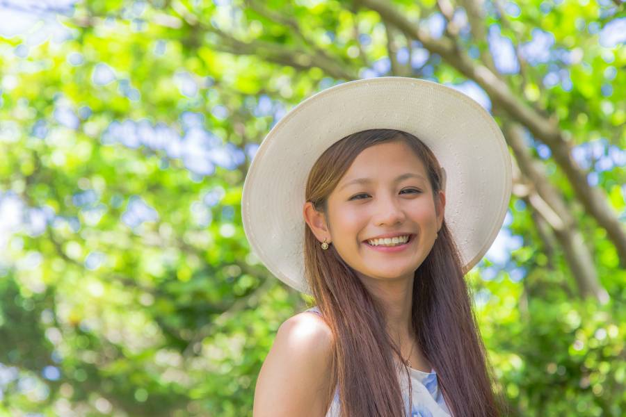帽子をかぶった笑顔の女性